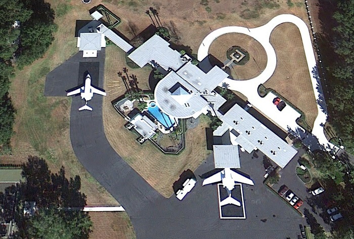 John-Travolta's-House-Is-A-Functional-Airport-With-Runways