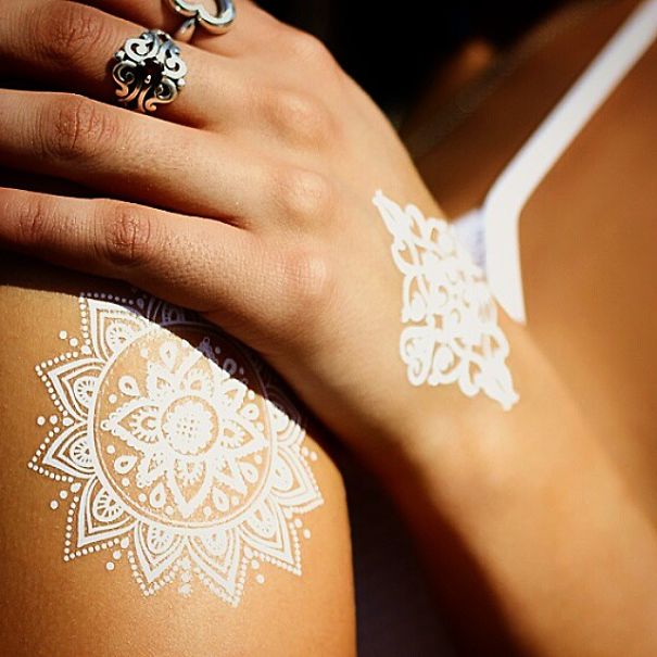 AD-White-Henna-Tattoo-Temporary-Women-Instagram-Trend-25