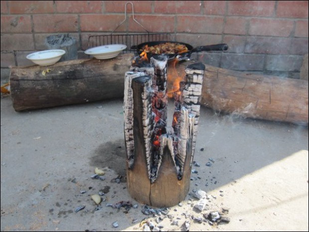 AD-Swedish-Fire-Torch-Make-A-Stove-From-A-Single-Log-11