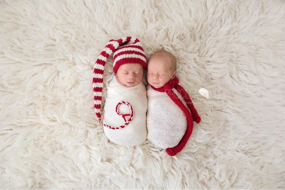 These 17 Newborns Wearing Knitted Christmas Outfits Will Fill Your