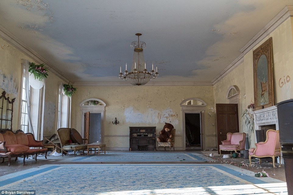AD-A-Haunting-Look-Inside-A-New-York-Mansion-Frozen-In-Time-After-It-Was-Abandoned-In-The-1970s-18