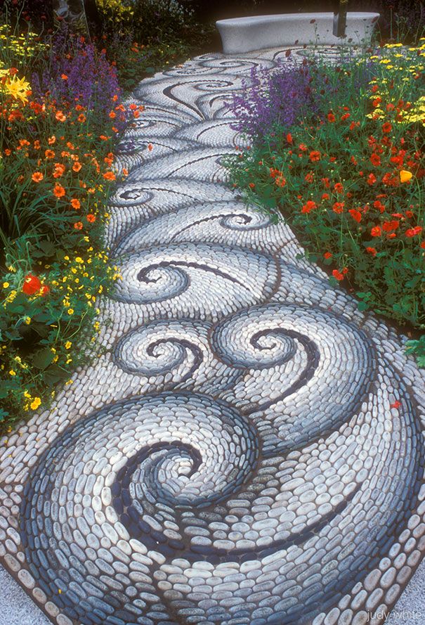 25+ Garden Pathway Pebble Mosaic Ideas For Your Home Surroundings