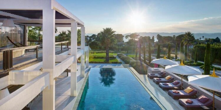 Luxury-Modern-Villa-On-Cap-dAntibes