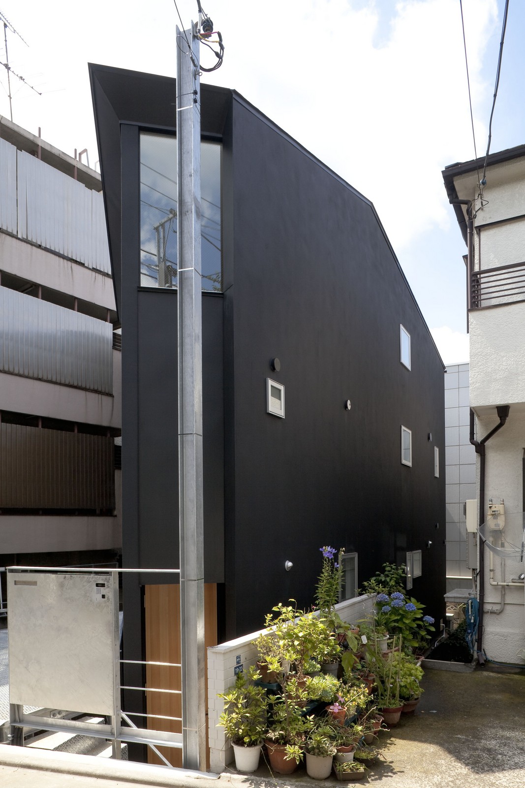 OH House In Tokyo By Atelier Tekuto Co. Ltd