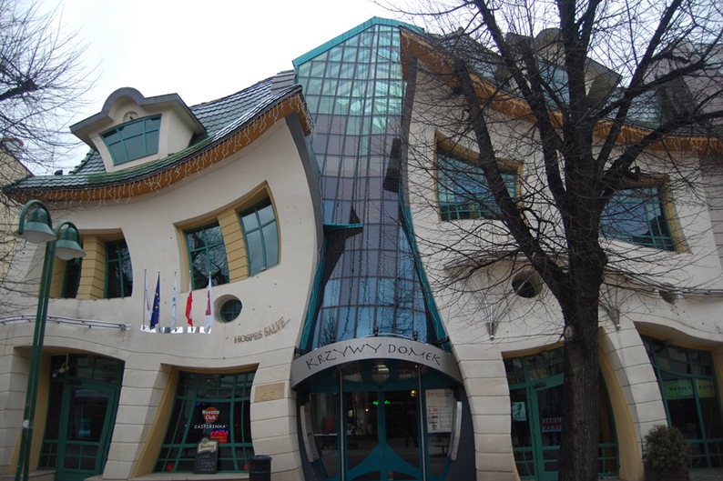 2-33-Worlds-Top-Strangest-Buildings-crookedhouse