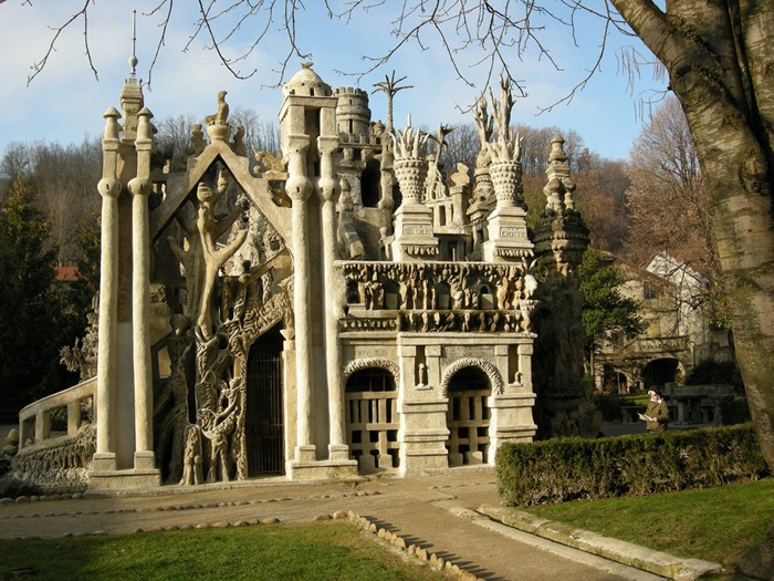 23-33-Worlds-Top-Strangest-Buildings-ideal-palace