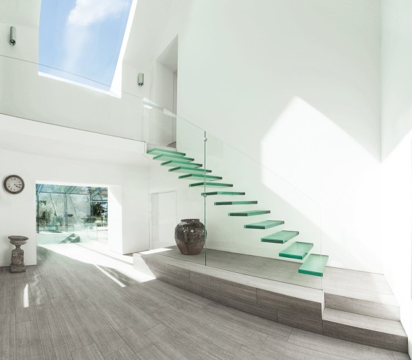 1-minimalist-glass-staircase-design
