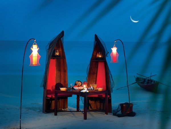 Romantic fishmonger-themed beach dinner