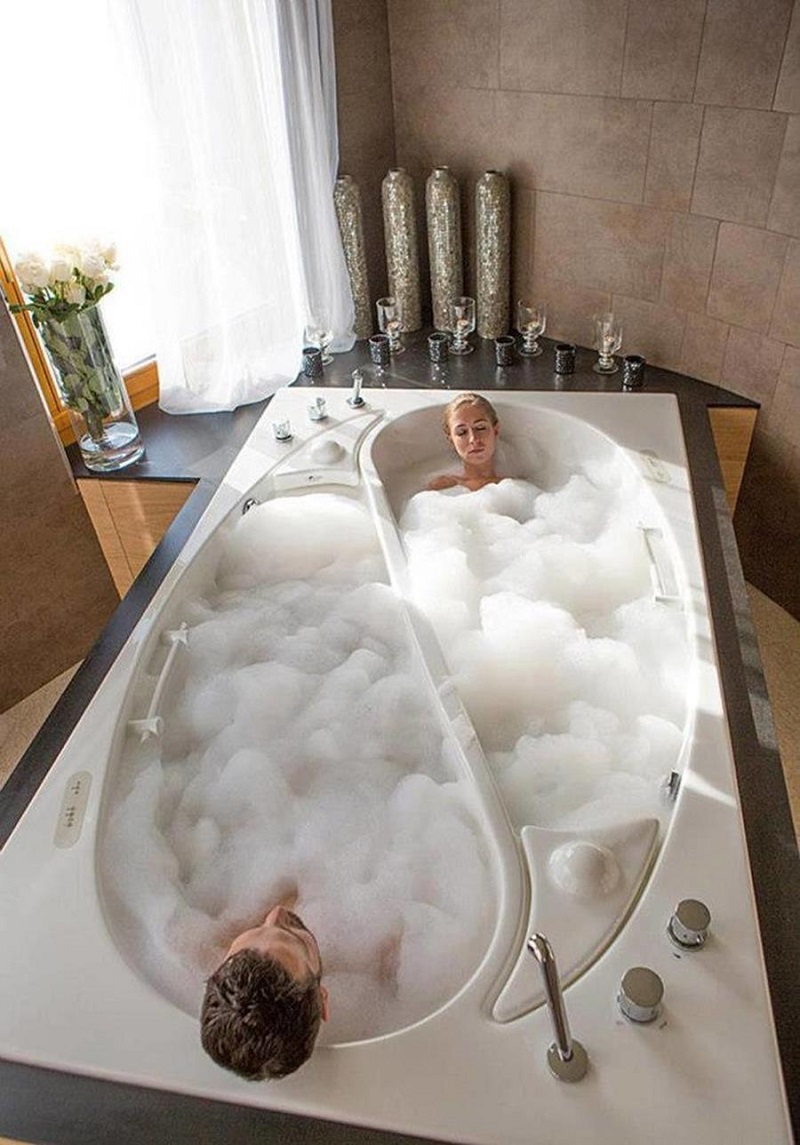 Friend Zone Double Bathtub Is Shaped Like a Yin Yang, With Separated Tubs