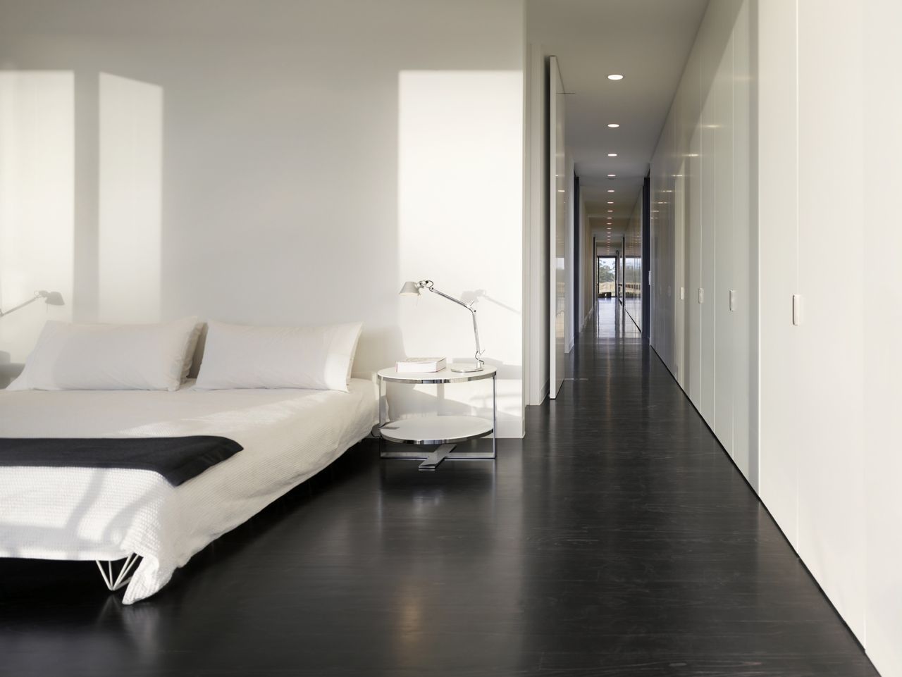 monochromatic-bedroom-black-and-white