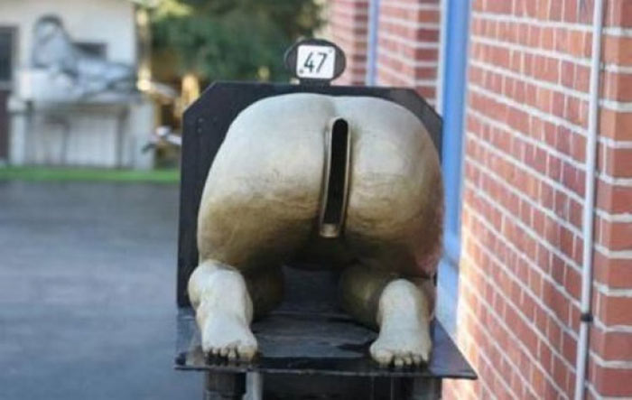 AD-America's-Funniest-Mailboxes-01