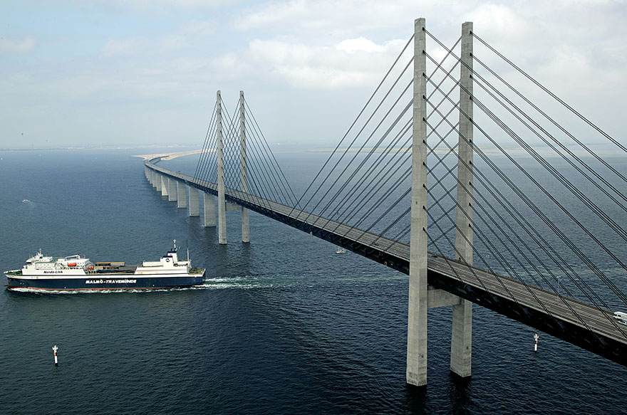 This-Amazing-Bridge-Turns-Into-An-Underwater-Tunnel-Connecting-Denmark-And-Sweden
