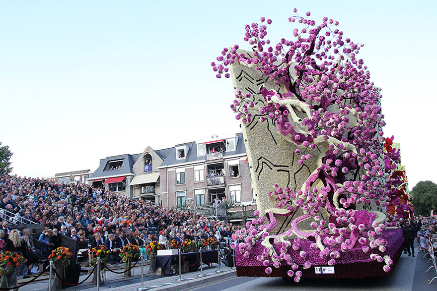 AD-Van-Gogh-Flower-Parade-Floats-Corso-Zundert-Netherlands-10