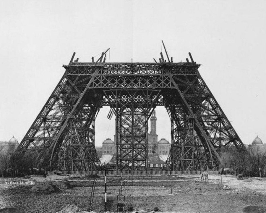 AD-Worlds-Most-Iconic-Landmarks-Before-They-Were-Finished-07-1