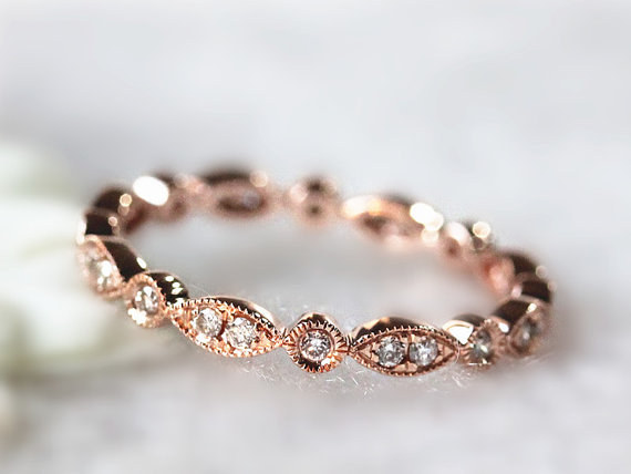This dainty daisy-chain diamond ring: