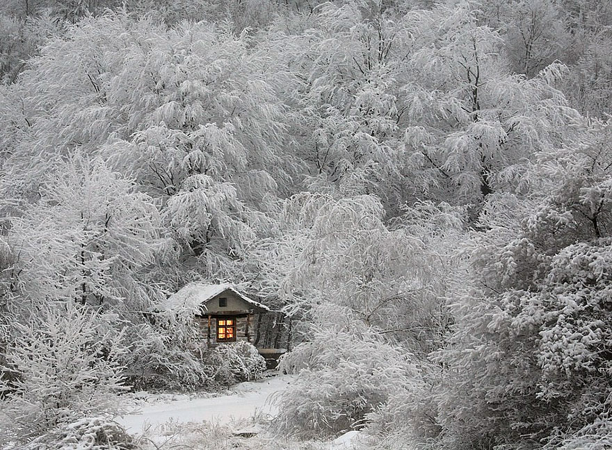 AD-Lonely-Little-Houses-Lost-In-Majestic-Winter-Scenery-01