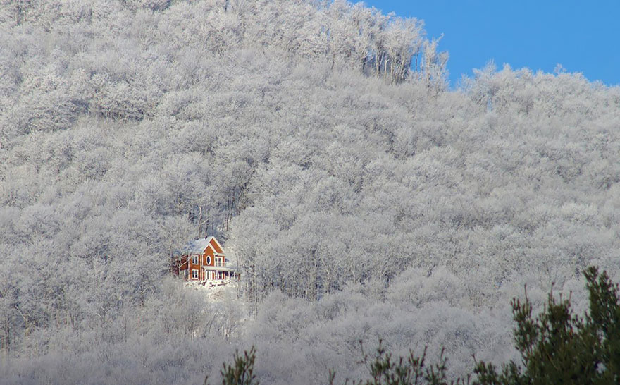 AD-Lonely-Little-Houses-Lost-In-Majestic-Winter-Scenery-04