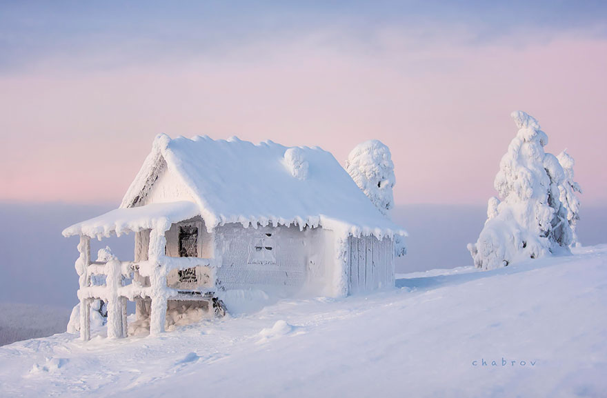 AD-Lonely-Little-Houses-Lost-In-Majestic-Winter-Scenery-08
