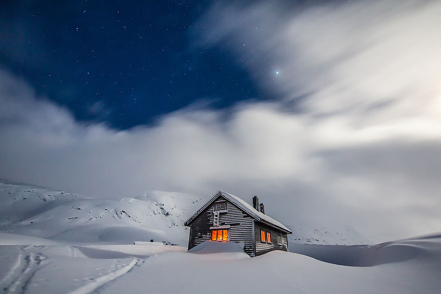 AD-Lonely-Little-Houses-Lost-In-Majestic-Winter-Scenery-11