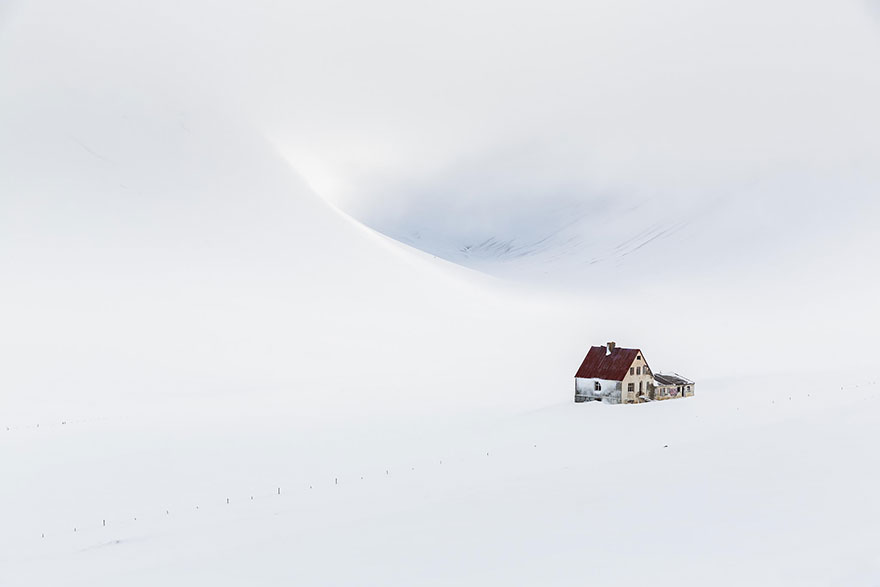 AD-Lonely-Little-Houses-Lost-In-Majestic-Winter-Scenery-15