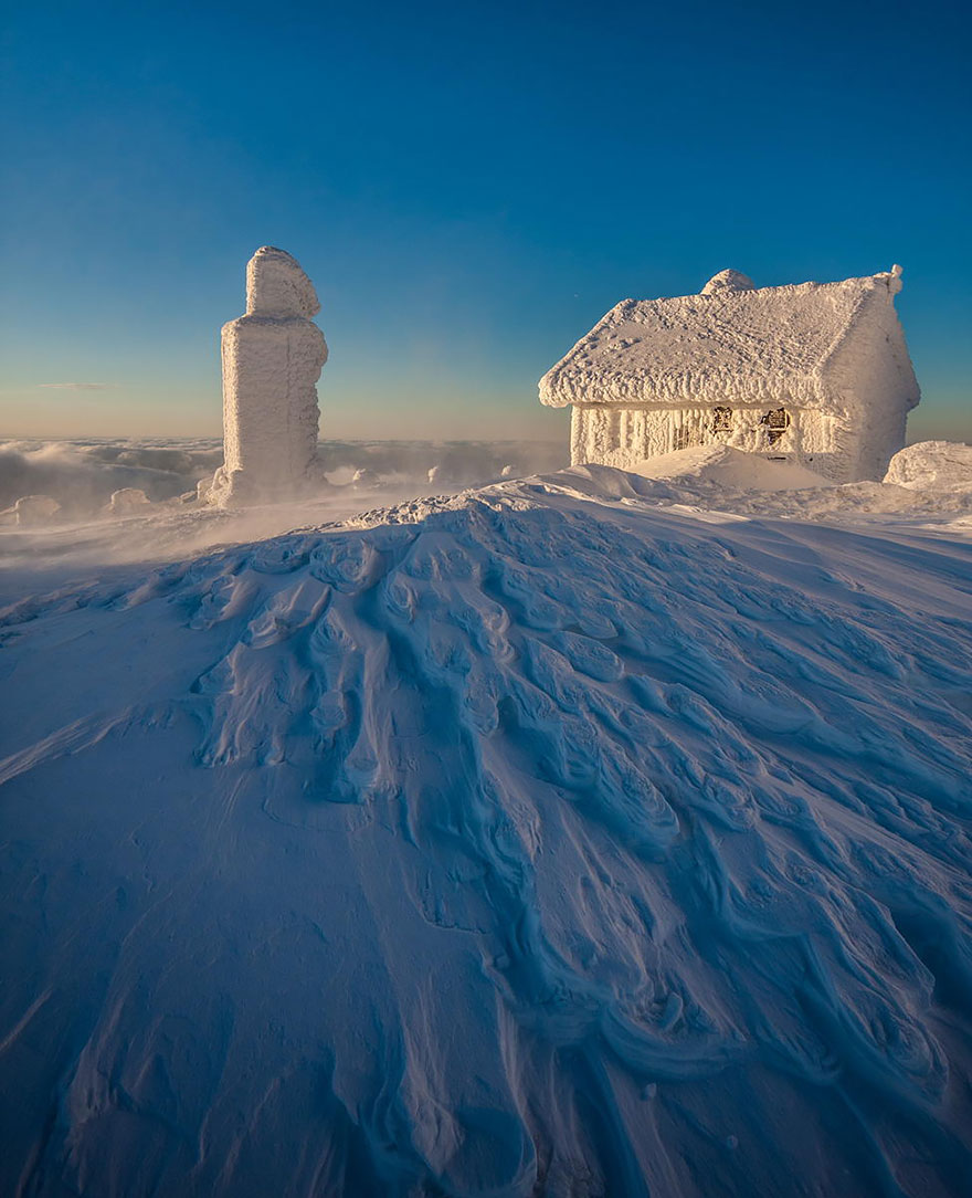 AD-Lonely-Little-Houses-Lost-In-Majestic-Winter-Scenery-17