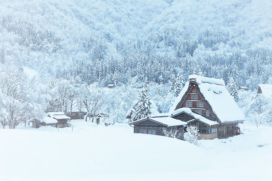 AD-Lonely-Little-Houses-Lost-In-Majestic-Winter-Scenery-18