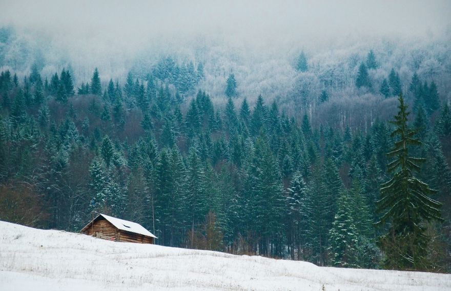 AD-Lonely-Little-Houses-Lost-In-Majestic-Winter-Scenery-22