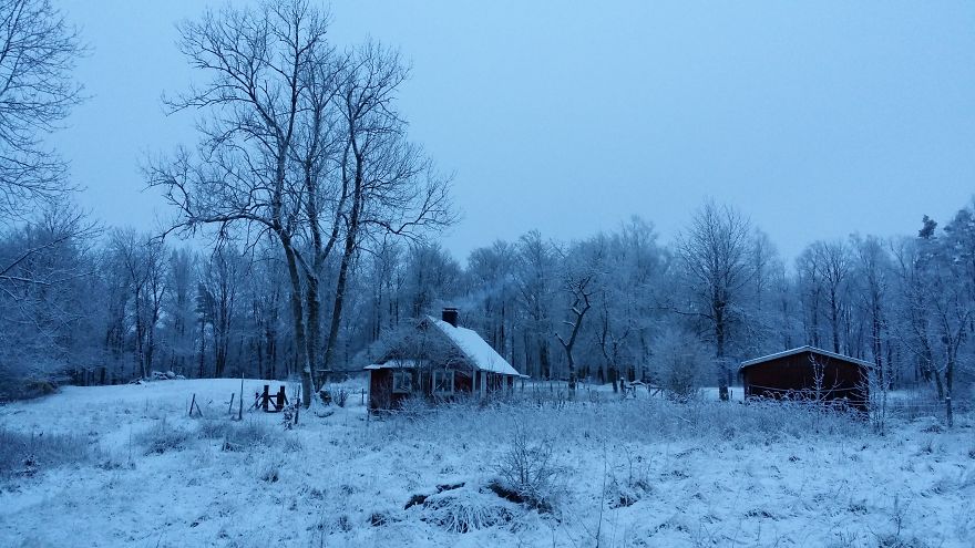 AD-Lonely-Little-Houses-Lost-In-Majestic-Winter-Scenery-33
