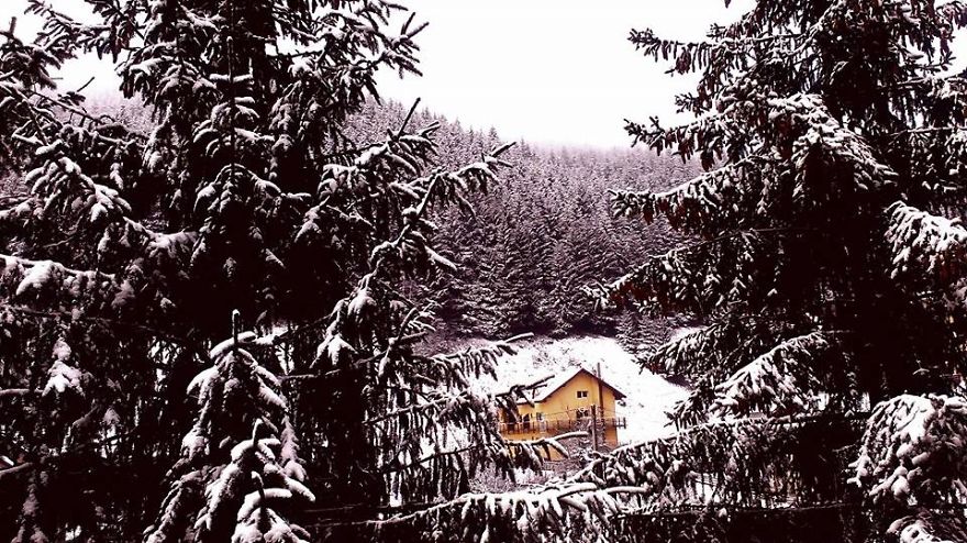AD-Lonely-Little-Houses-Lost-In-Majestic-Winter-Scenery-42