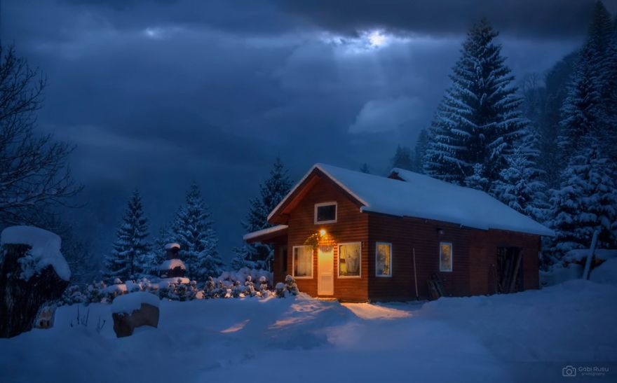 AD-Lonely-Little-Houses-Lost-In-Majestic-Winter-Scenery-68