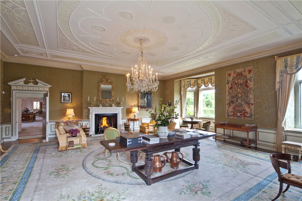 The house has five reception rooms for the new owners to receive guests.