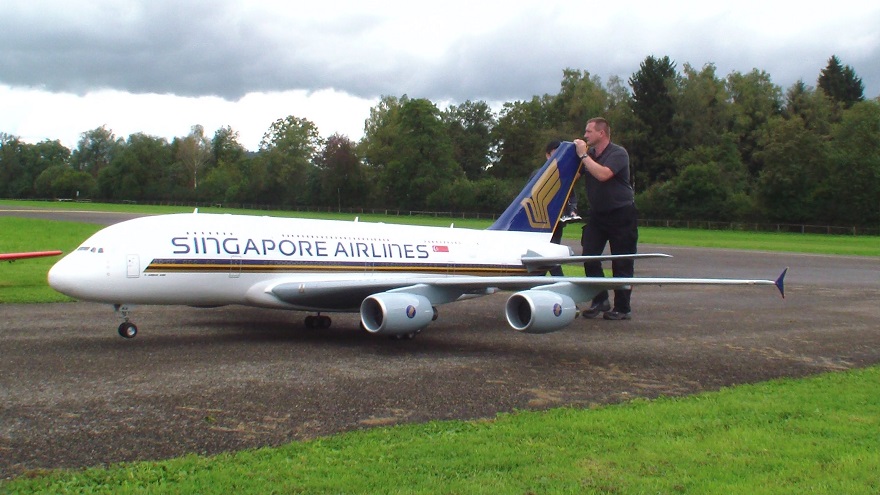 Ferngesteuert Gigantic A-380 Singapore Airlines Peter Michel Hausen a. A 2013