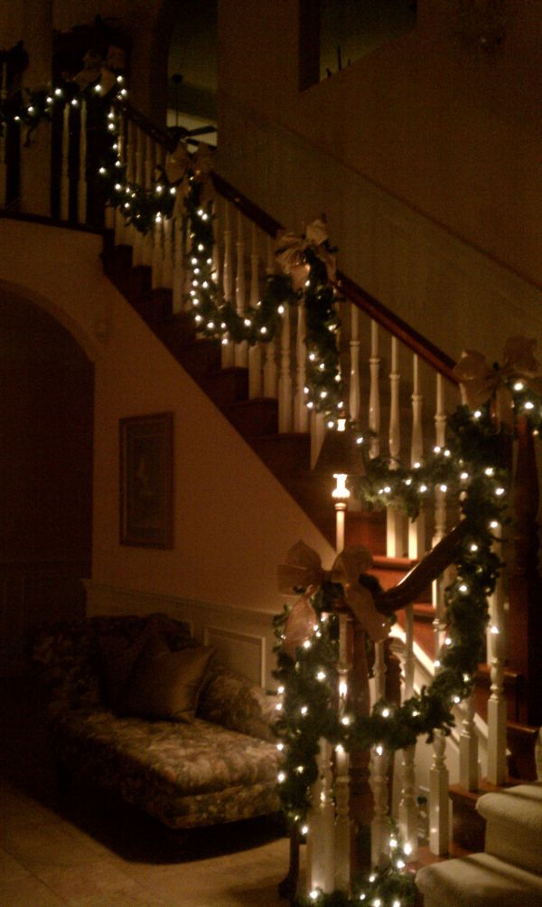 30 Beautiful Christmas Stairs Decoration Ideas ...