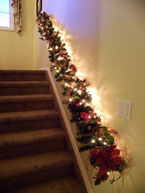 AD-Beautiful-Christmas-Stairs-Decoration-Ideas-15