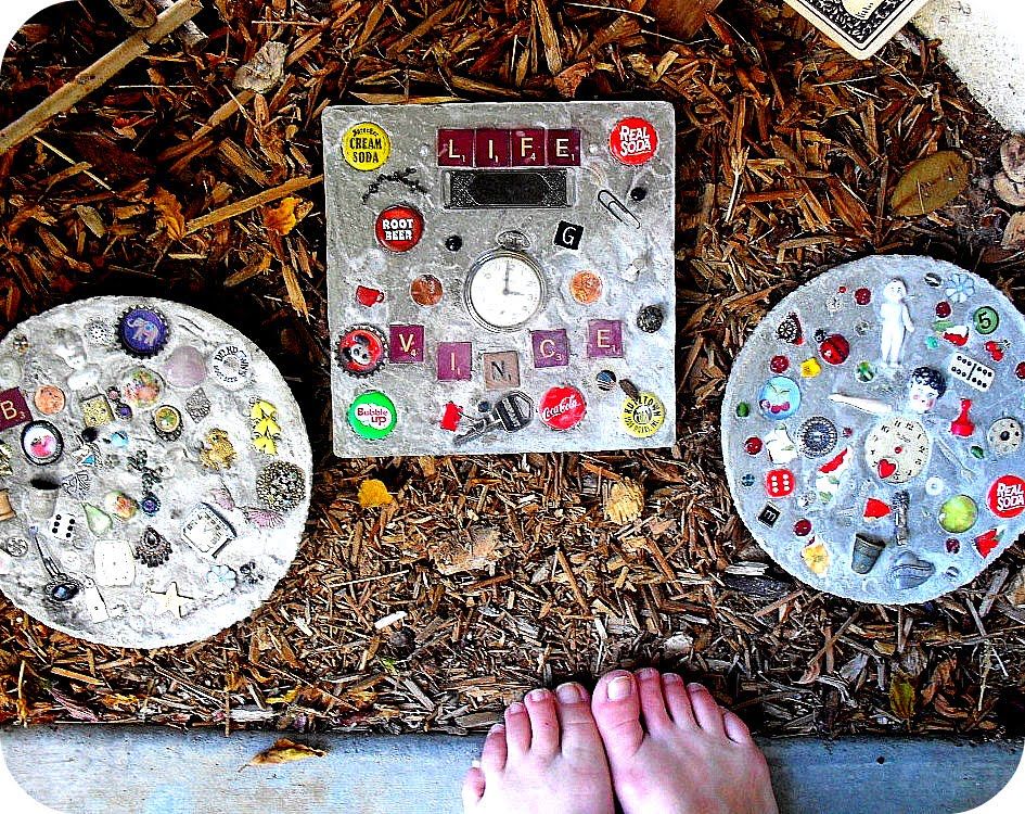30 Beautiful DIY Stepping Stone Ideas To Decorate Your Garden