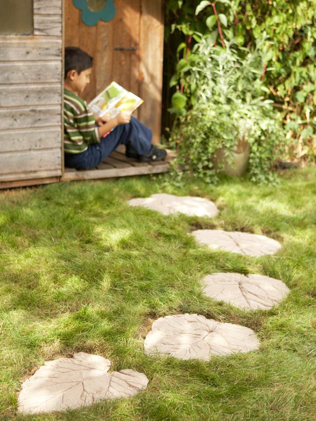 AD-Beautiful-DIY-Stepping-Stone-Ideas-To-Decorate-Your-Garden-09