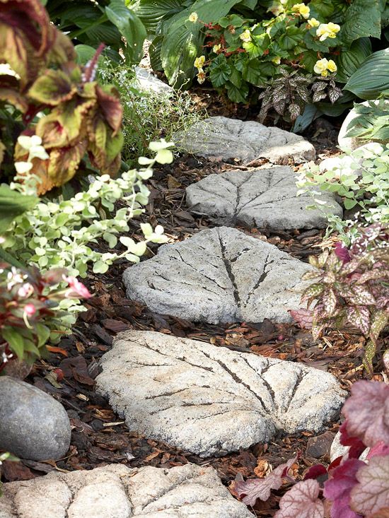AD-Beautiful-DIY-Stepping-Stone-Ideas-To-Decorate-Your-Garden-20