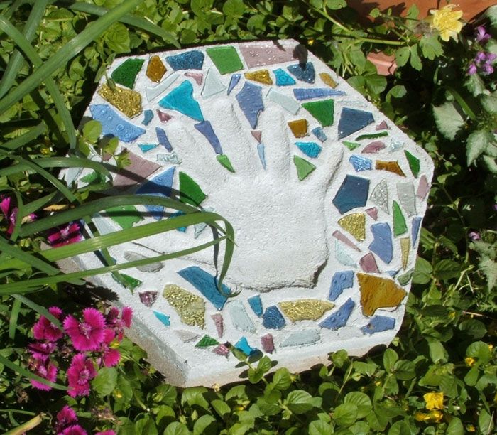 AD-Beautiful-DIY-Stepping-Stone-Ideas-To-Decorate-Your-Garden-24