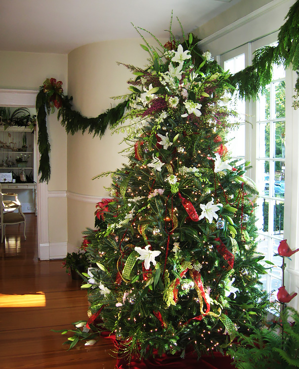 AD-Floral-Christmas-Tree-Decorating-Ideas-11