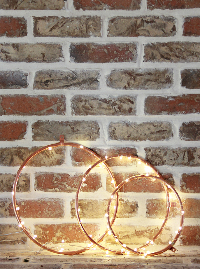 AD-Ways-To-Decorate-Your-Entire-Home-With-Twinkle-Lights-13