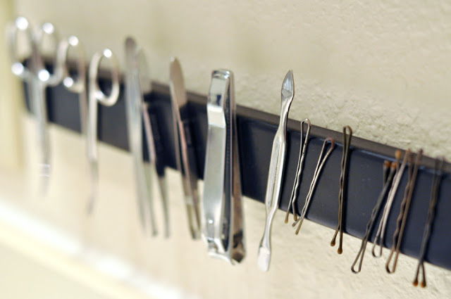 DIY Magnetic Bathroom Rack To Store The Tiny Metal Accessories