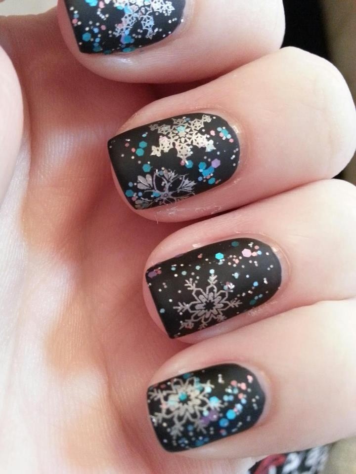 AD-Winter-Inspired-Nail-Designs-33