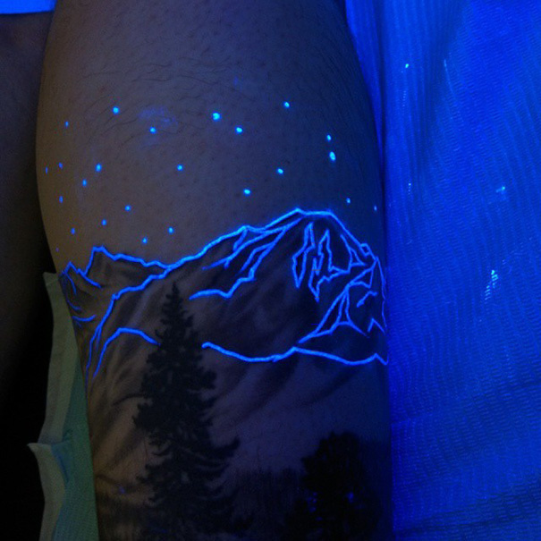 Stars and outlined mountain tops.