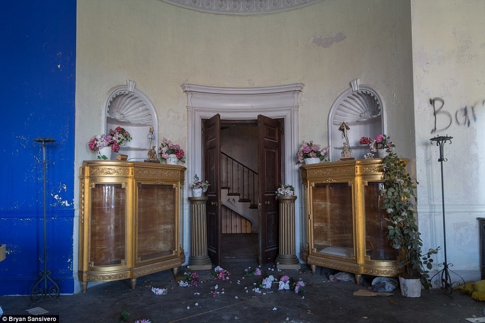 AD-A-Haunting-Look-Inside-A-New-York-Mansion-Frozen-In-Time-After-It-Was-Abandoned-In-The-1970s-16