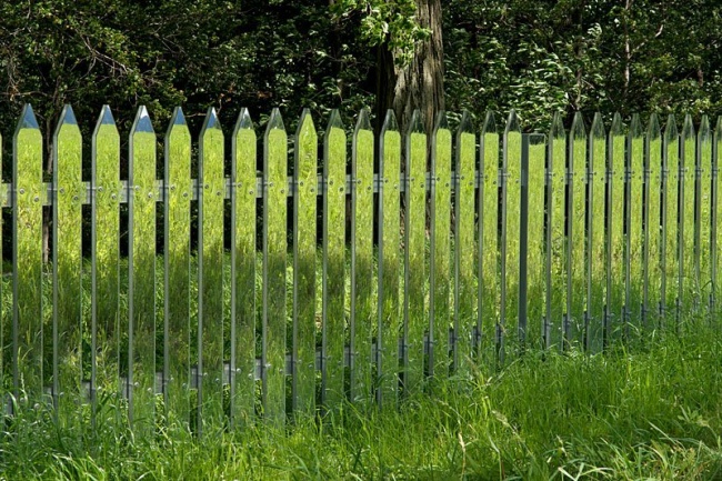 The Reflective Garden Fence Changes Appearance Depending On The Season