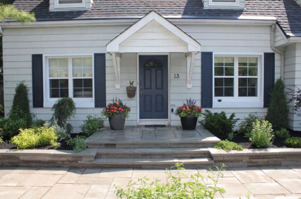 Match the color of the pots with that of the front door for cohesion