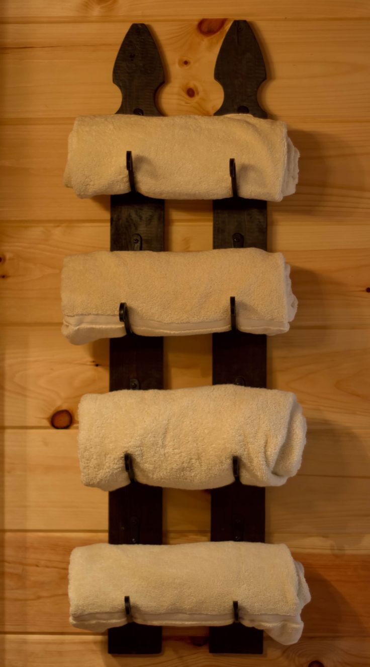 Use Pallet Wood As A Towel Holder Attached To The Wall