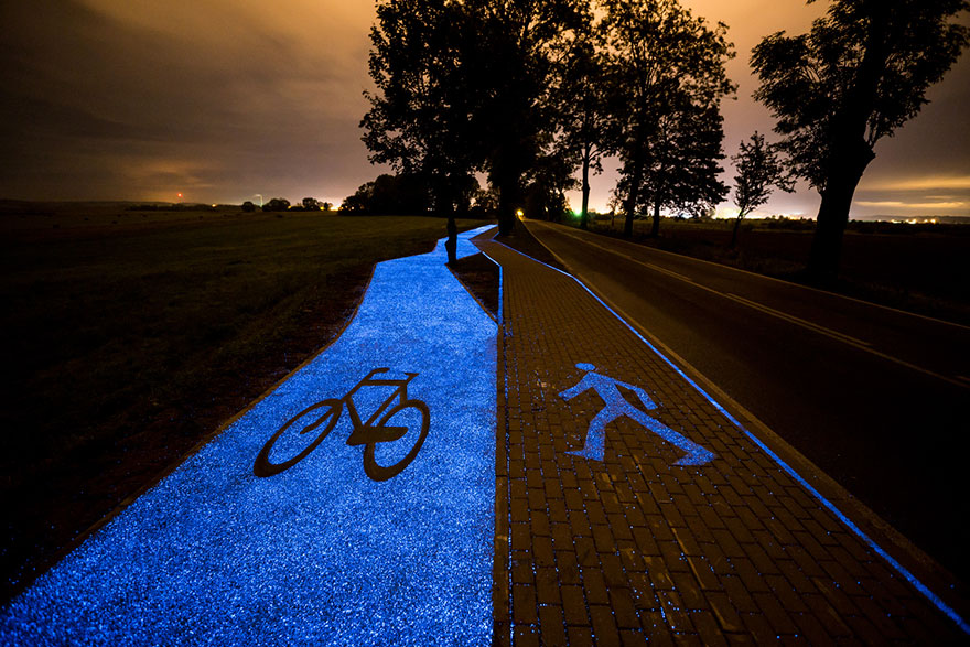 AD-Glowing-Blue-Bike-Lane-TPA-Instytut-Badan-Technicznych-Poland-02