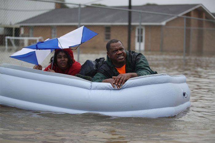 People Use An Inflated Mattress To Evacuate Their Homes