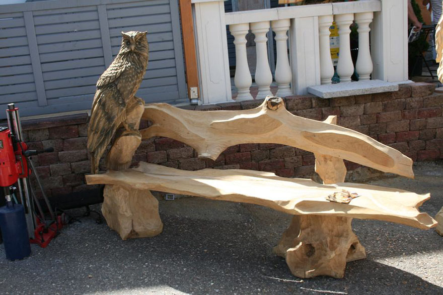 Wood-Chainsaw-Carve-Dragon-Bench-Igor-Loskutow